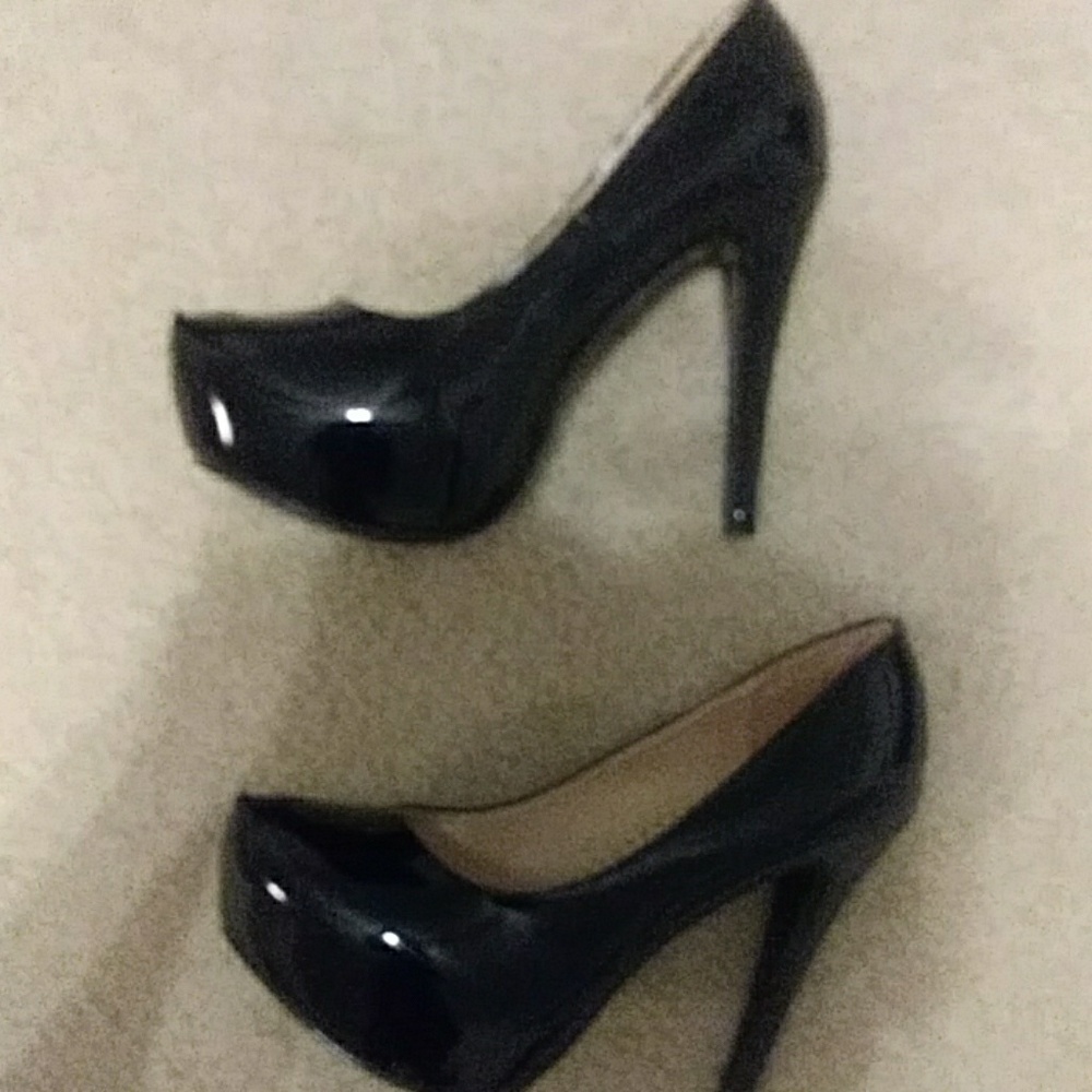 Black Pumps